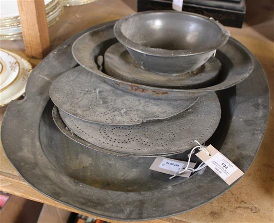 Sundry pewter, inc a D-end dish (H & R Joseph touchmark), two strainers, 2 plates, colander & quart mug (7, faults)